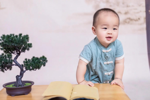 崇左宝宝爱吐奶是什么原因